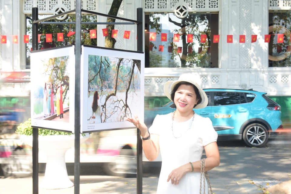 Visitors enjoy admiring and checking in at the photo exhibition.