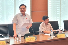 National Assembly Deputy Hoang Duc Thang participated in the discussion in the group on the Draft Law on Management and Protection of National Defense Works and Military Zones.