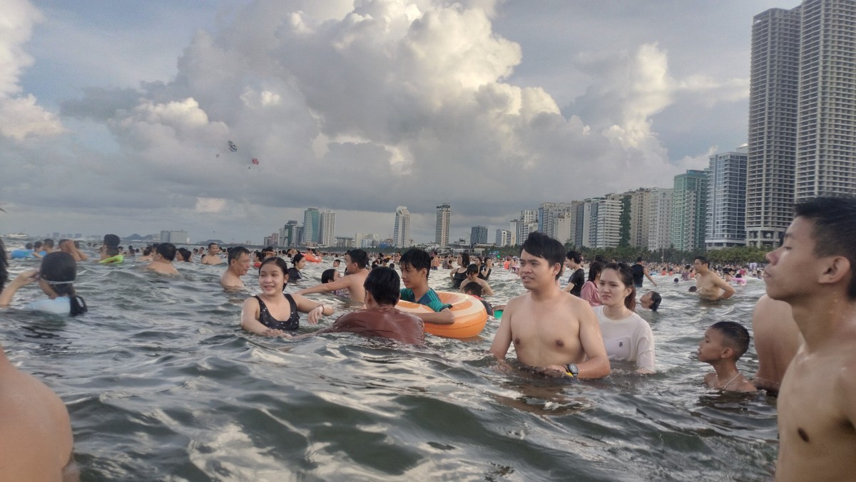 Sehen Sie sich abends das Feuerwerk an und genießen Sie tagsüber das Schwimmen am „schönsten Strand der Welt“. Foto 10