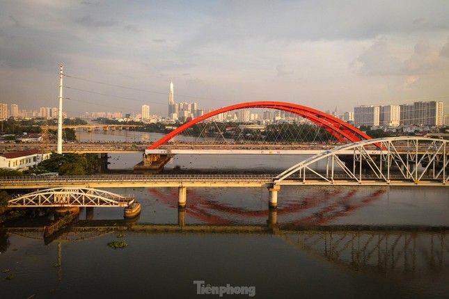 สายไฟฟ้ายาวหลายพันเมตรที่เชื่อมต่อกล้องใต้สะพานในนครโฮจิมินห์ถูกขโมย ภาพที่ 1