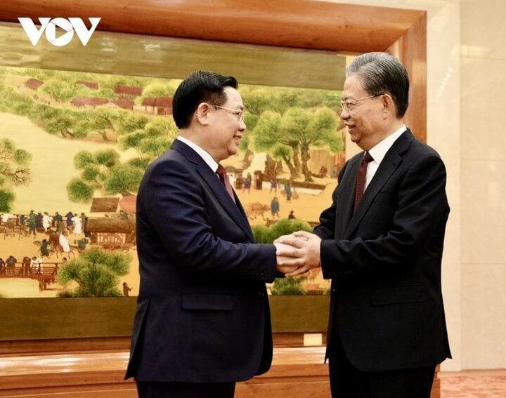 El presidente de la Asamblea Nacional, Vuong Dinh Hue, mantuvo conversaciones con el presidente del Congreso Nacional Popular de China, Zhao Leji.