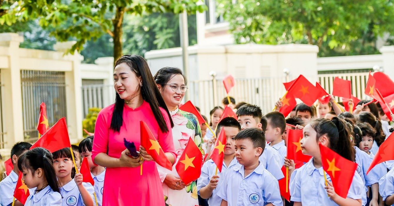 'Nhìn thầy cô từ chối miễn học phí cho con, nhân viên trường học càng tủi’