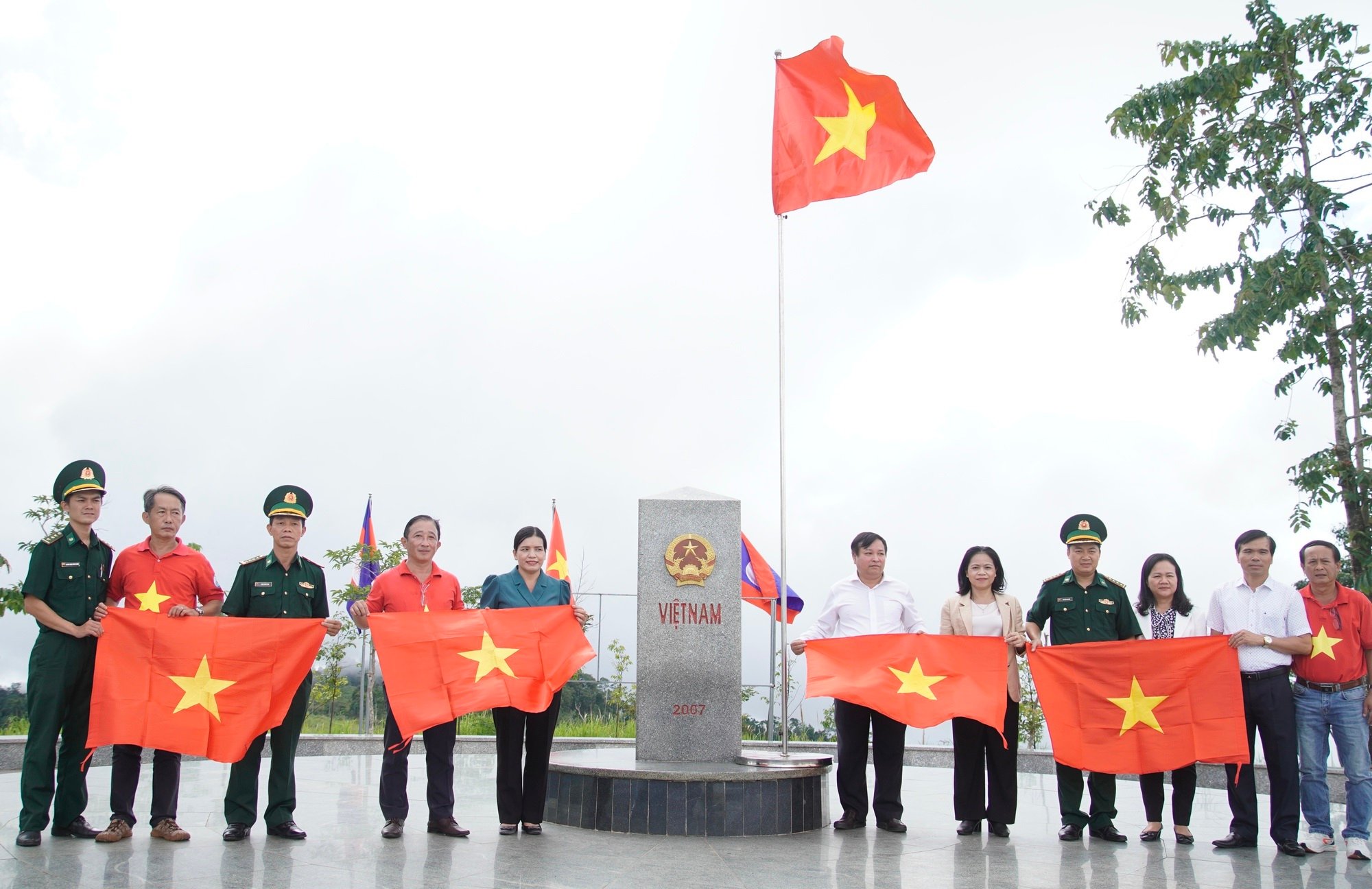 Báo in ngày 8-12: Nhiều điểm sáng về kinh tế - xã hội- Ảnh 2.