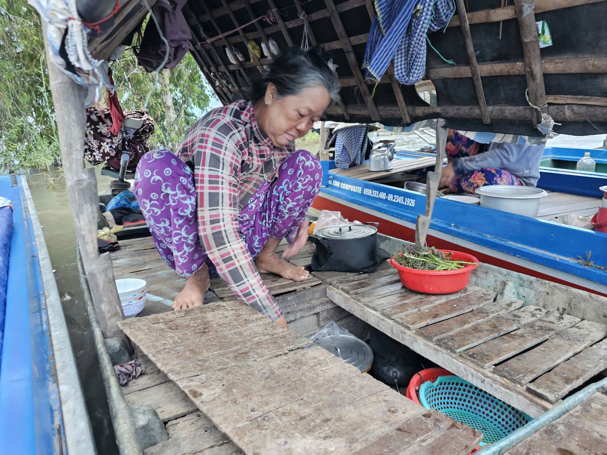 Mưu sinh mùa nước nổi: 'Kiếm được đồng tiền rơi nước mắt' ảnh 12