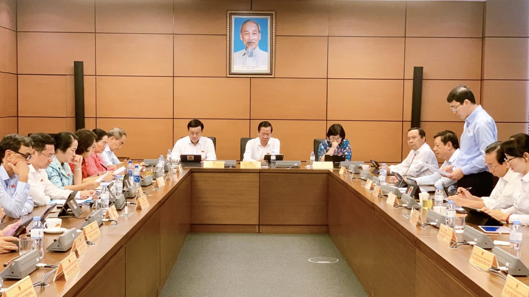 Delegates discuss at Group 2. Photo: quochoi.vn