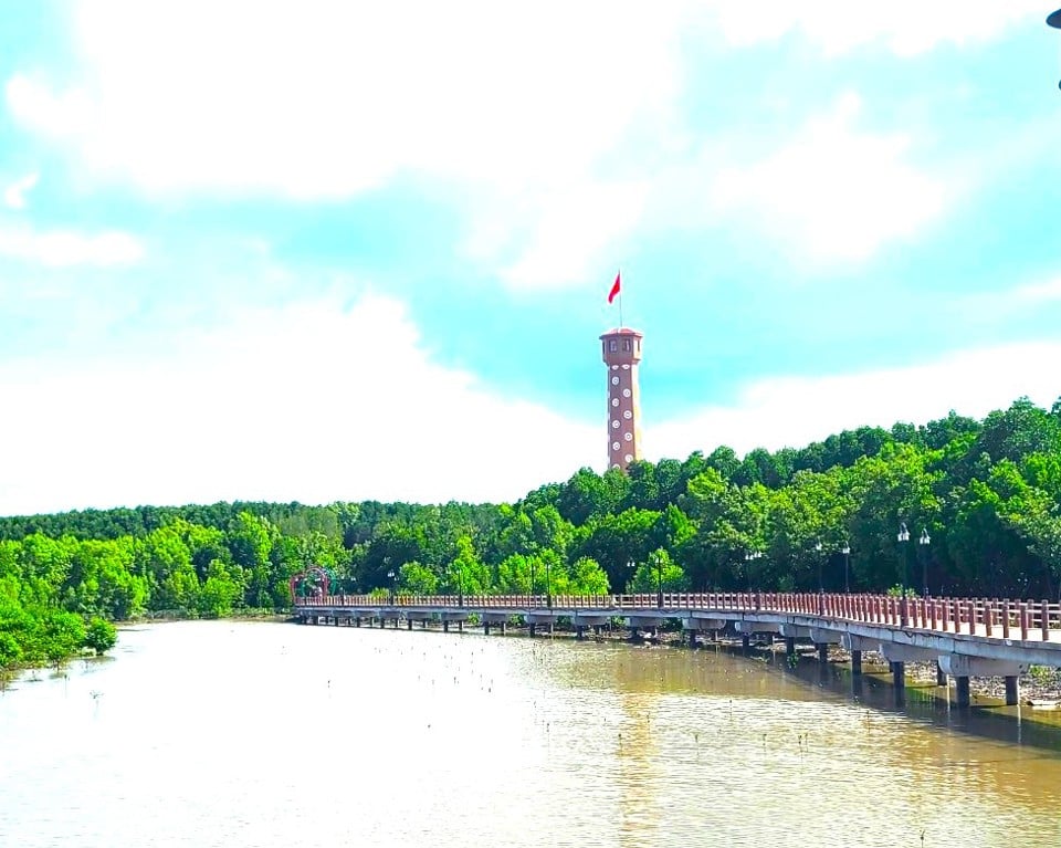 Mástil de la bandera de Hanoi Cabo Ca Pasivo Mau se yergue junto al vasto bosque de manglares (Hoang Nam)