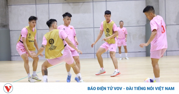 L'équipe vietnamienne de futsal s'entraîne à une attaque spéciale, déterminée à vaincre l'équipe chinoise de futsal