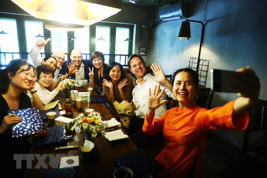 Dutch Prime Minister Mark Rutte and friends in Vietnam take a photo. Photo: VNA