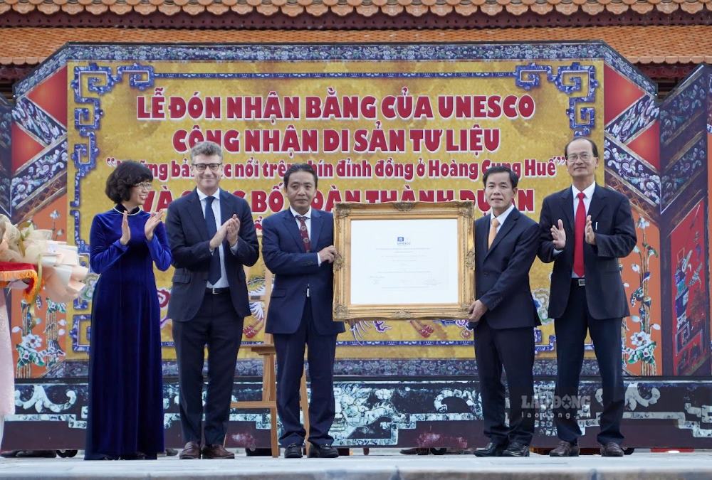 The ancient capital of Hue received the UNESCO Asia-Pacific Documentary Heritage Certificate for “The reliefs on nine bronze cauldrons in the Hue Imperial Palace”. Photo: Nguyen Luan.