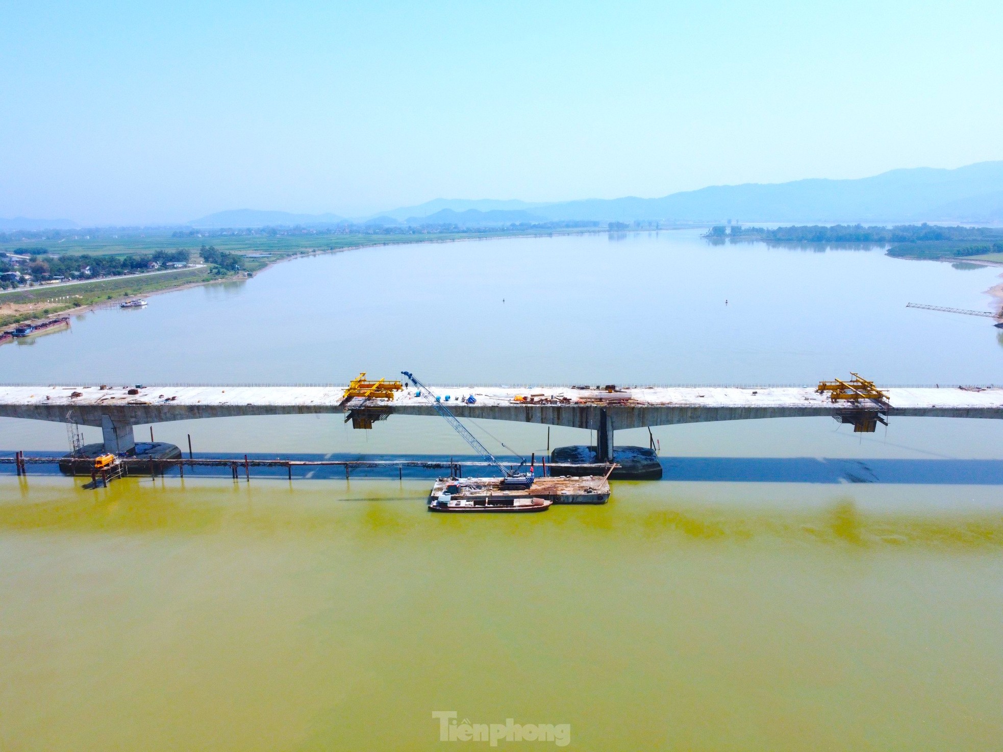 The bridge over the river connecting Nghe An and Ha Tinh provinces before the day of closing photo 8