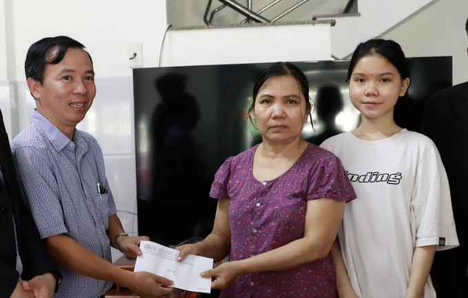 Leaders of Duy Tan University awarded a scholarship to Duong Thi My Linh. Photo: Minh Chung