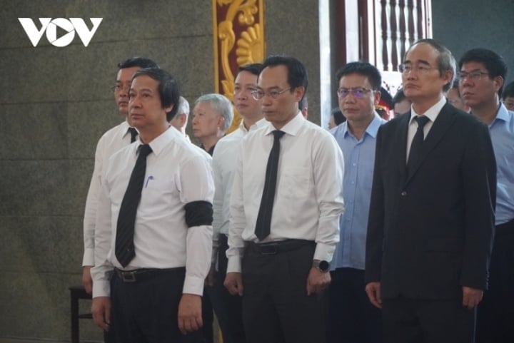 Visiting and expressing condolences to the family of Professor Tran Hong Quan was a delegation from the Ministry of Education and Training led by Minister Nguyen Kim Son.