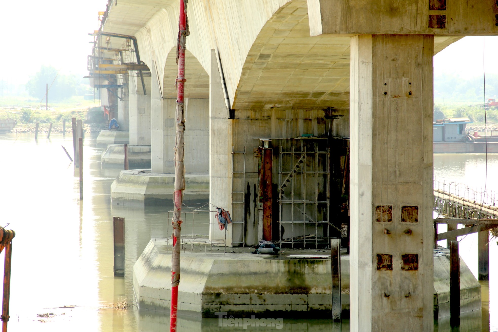 The bridge over the river connecting Nghe An and Ha Tinh provinces before the day of closing photo 5