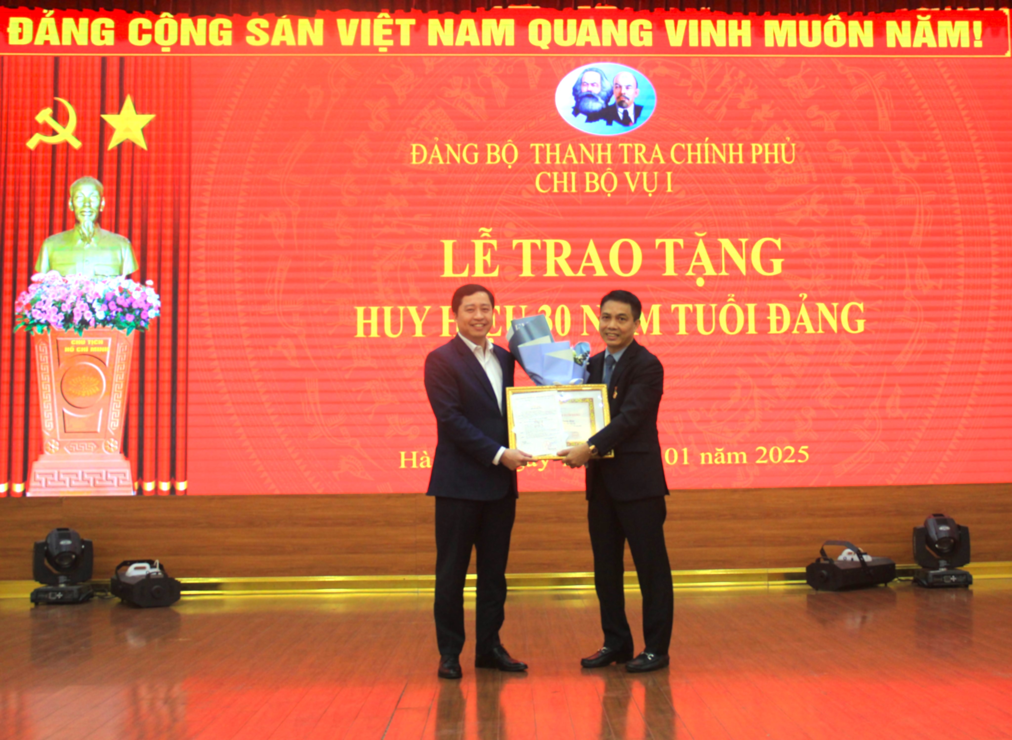 Mr. Dinh Dang Lap received the 30-year Party membership badge.