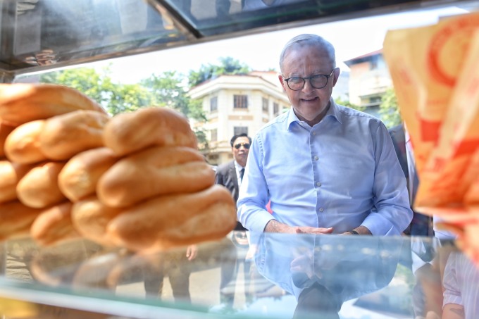 El primer ministro australiano, Anthony Albanese, afuera de una tienda banh mi en Hanoi en la tarde del 3 de junio.