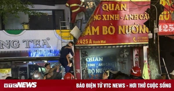 Brand in einer Bäckerei in Hanoi, Polizei rettet drei eingeschlossene Personen mit Leiter