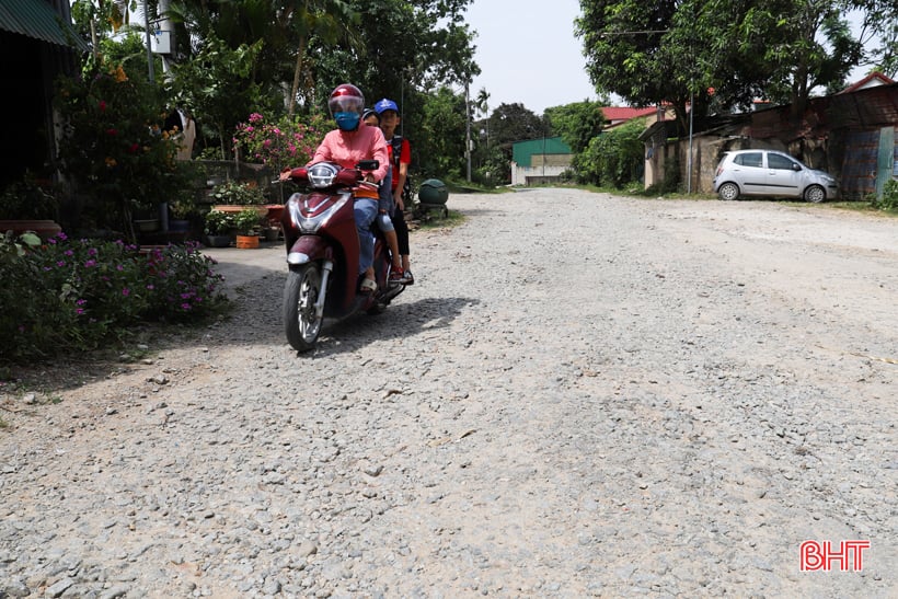 タイソン町の100世帯は道路がひどく損壊したために悲惨な状況にある。