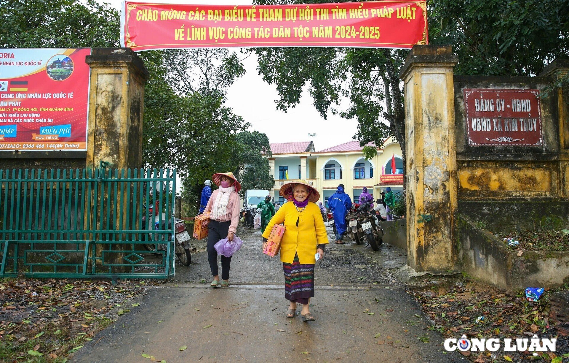 hoi nha bao viet nam trao 200 phan qua tet den ho ngheohuyen le thuy tinh quang binh hinh 11