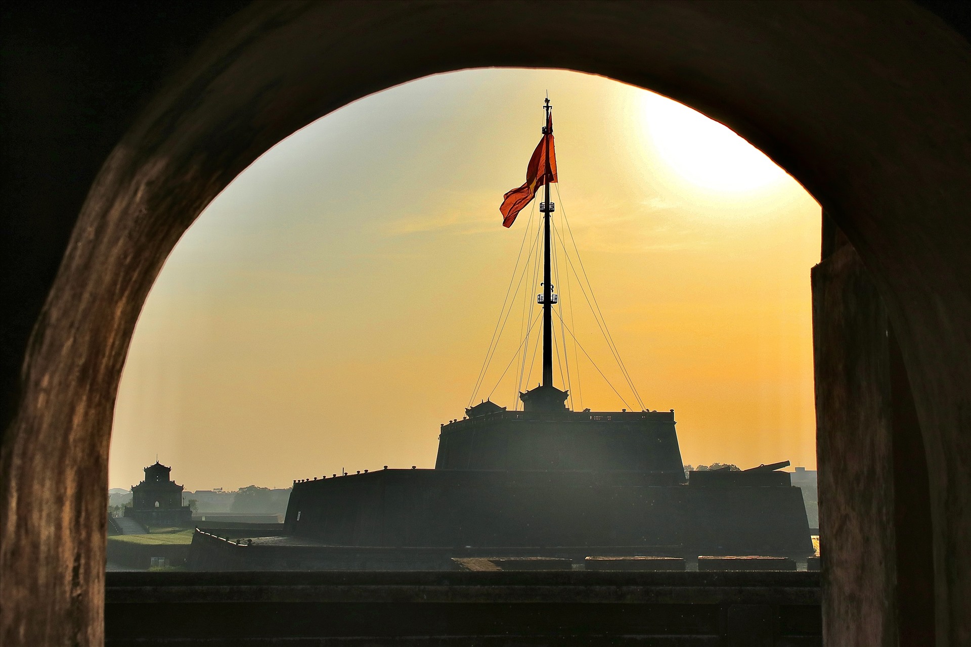 Located about 5km from the city center, the Ky Dai was built in the direction of the South of the Imperial City, within the scope of Nam Chanh fortress, directly in front of Ngo Mon gate. With an age of more than 200 years, the Ky Dai is one of the highlights of Hue tourism thanks to its impressive architecture and profound cultural values, a testament to the history of the Nguyen Dynasty.