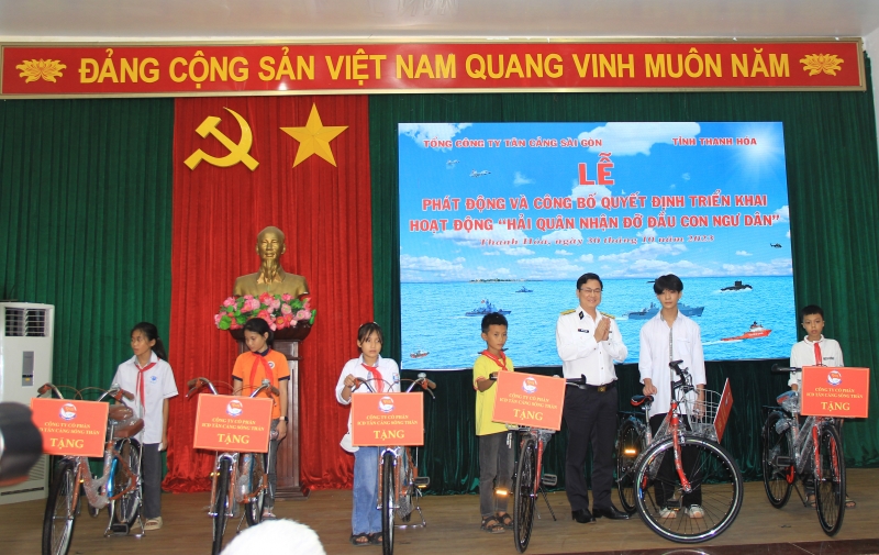 Representantes de Saigon Newport Corporation y líderes de la provincia de Thanh Hoa presentaron la Decisión sobre el patrocinio y las bicicletas a los estudiantes en la ceremonia.