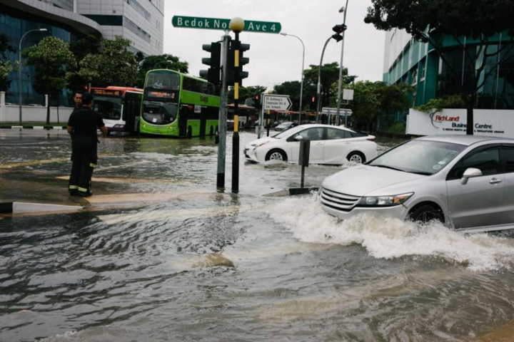 Bedok North Ave 4 à Singapour est inondé après de fortes pluies. (Photo : Straits Times)