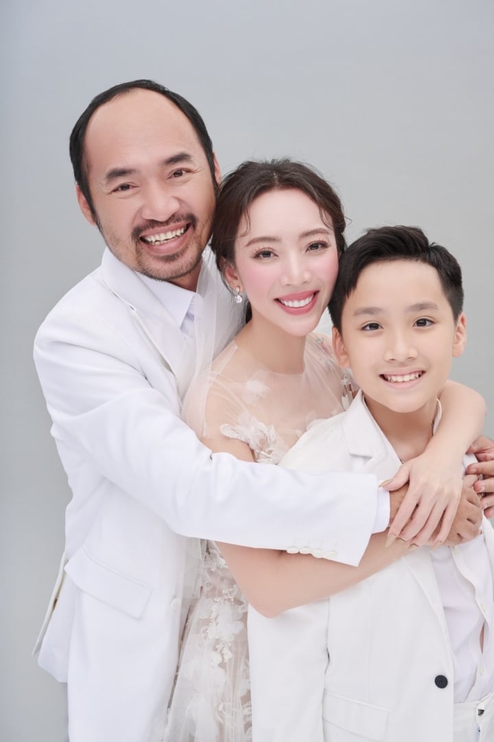 Thu Trang - Tien Luat couple took wedding photos with their handsome son - 7