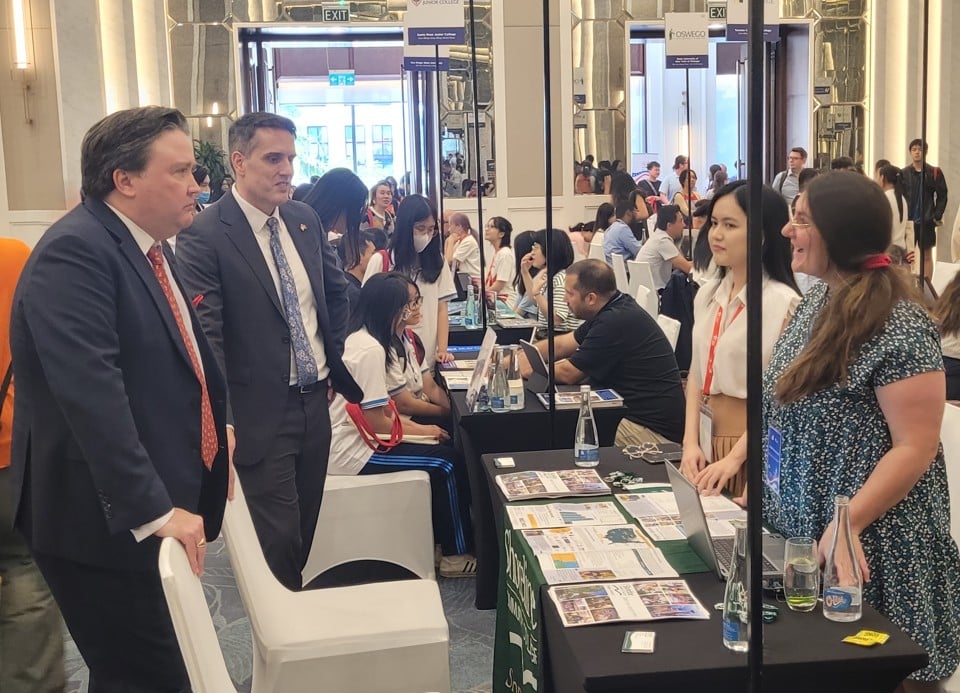 Ambassador Marc Knapper talks with representatives of US universities at the EducationUSA 2024 Education Fair. Photo: Viet Anh