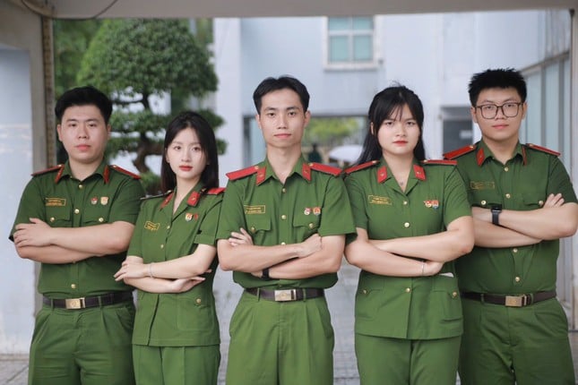 Bảng dài thành tích của 'bóng hồng' cảnh sát 10x Bảng dài thành tích của 'bóng hồng' cảnh sát 10x