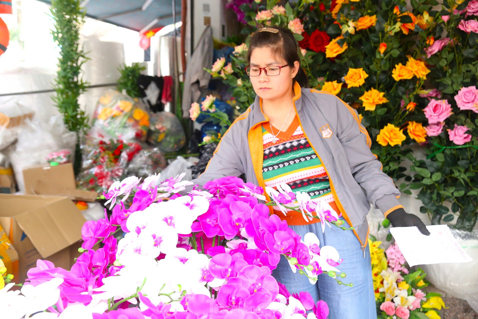 La primavera llega radiante a la calle más grande que vende decoraciones para el Tet en Nghe An. Foto 14