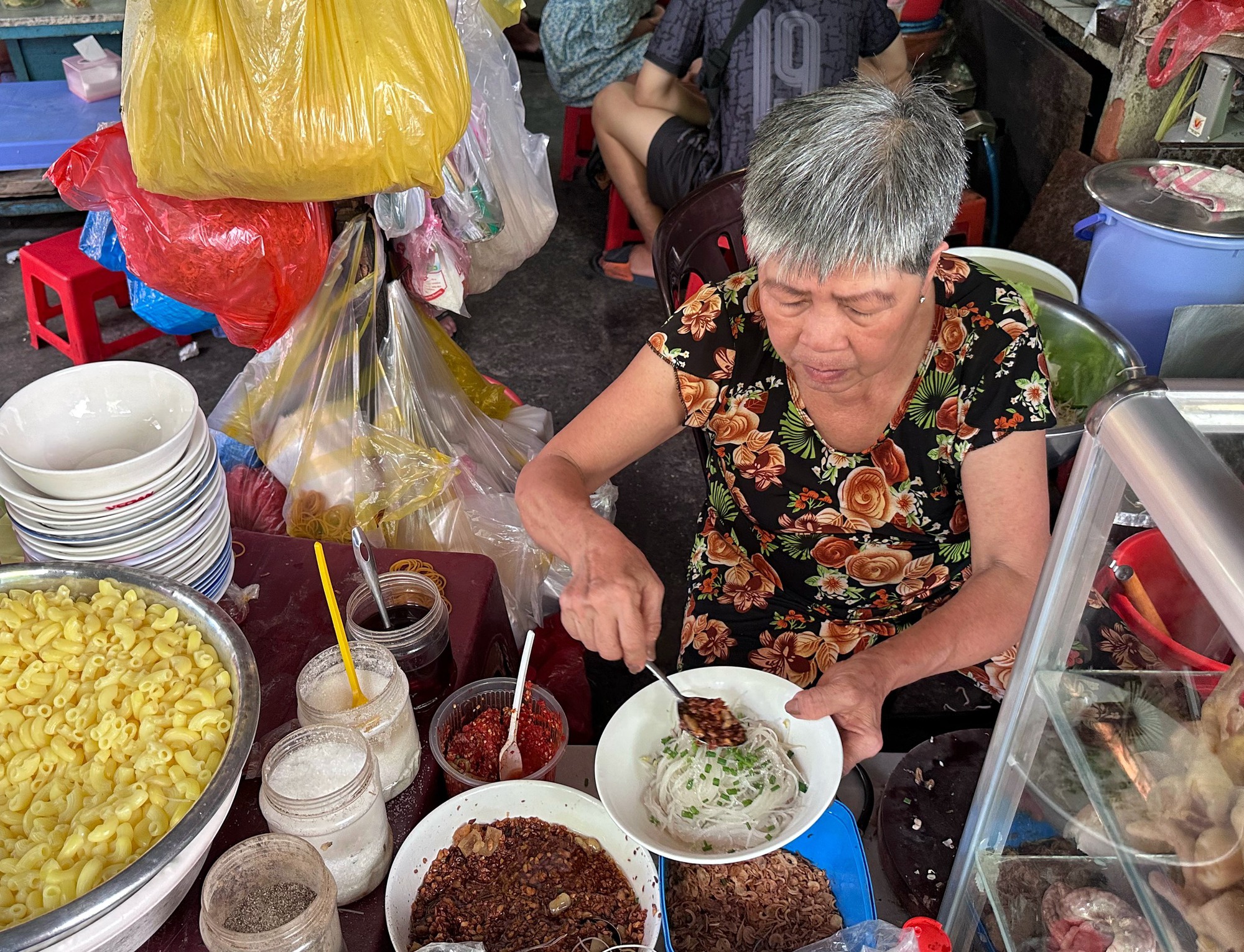 Quán bình dân, giá vừa túi tiền ở TP.HCM: Hủ tiếu dì Hai '5.000 đồng cũng bán' - Ảnh 1.