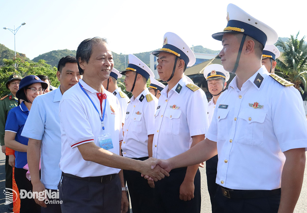 Trưởng đoàn công tác tỉnh Đồng Nai Huỳnh Thanh Bình chào tạm biệt cán bộ chiến sĩ thực hiện hải trình