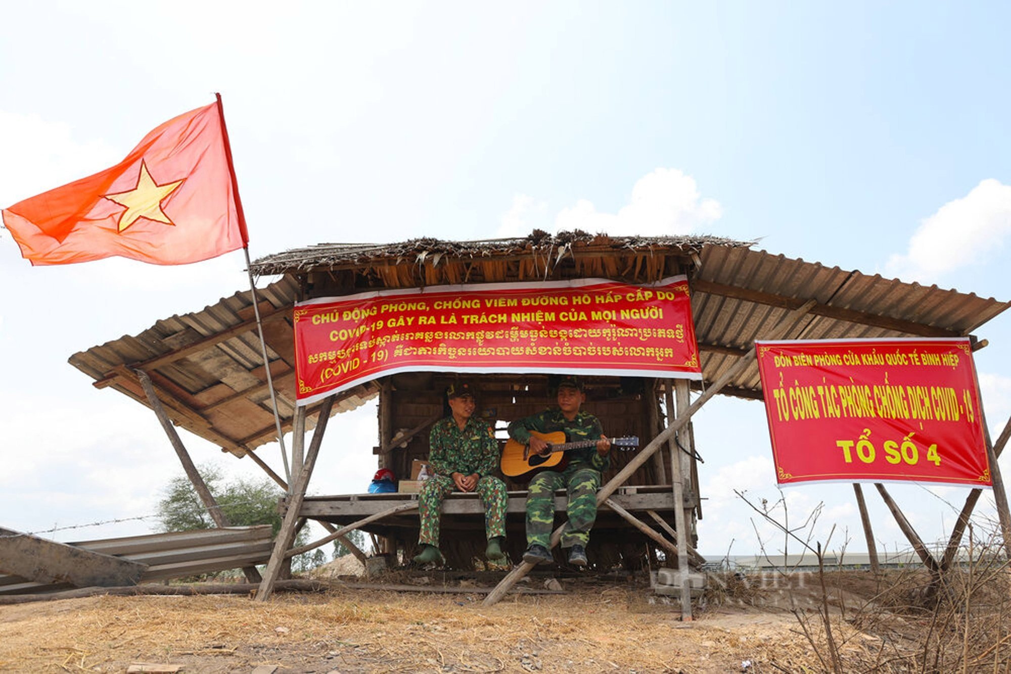 Hình ảnh thiêng liêng về cờ Tổ quốc: Từ biên giới xa xôi tới biển đảo đầy nắng gió - Ảnh 9.