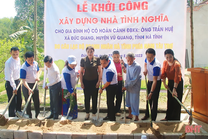 Début de la construction de maisons de charité pour les familles défavorisées à Vu Quang