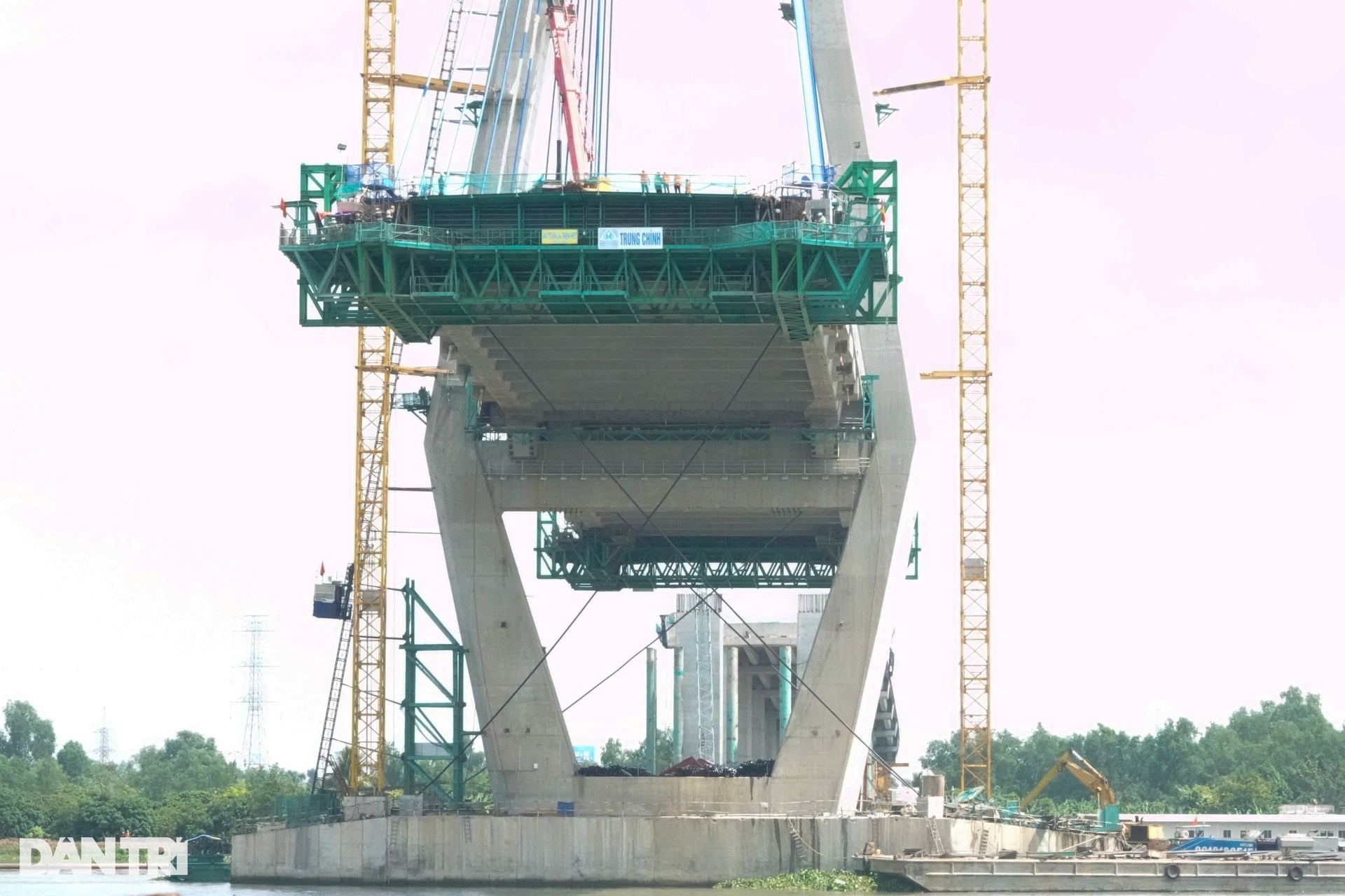 Công nhân cầu Mỹ Thuận 2 oằn mình làm việc dưới cái nắng thiêu đốt - 3
