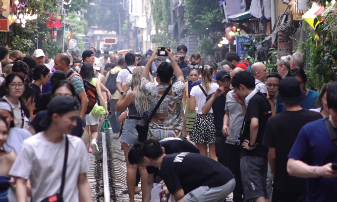 Tourists flock to Dien Bien railway coffee street