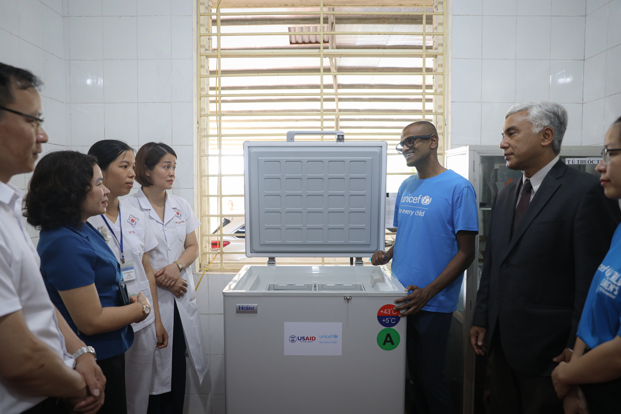 Mỹ và UNICEF hỗ trợ 590 tủ lạnh bảo quản vắc-xin cho các xã khó khăn - Ảnh 1.