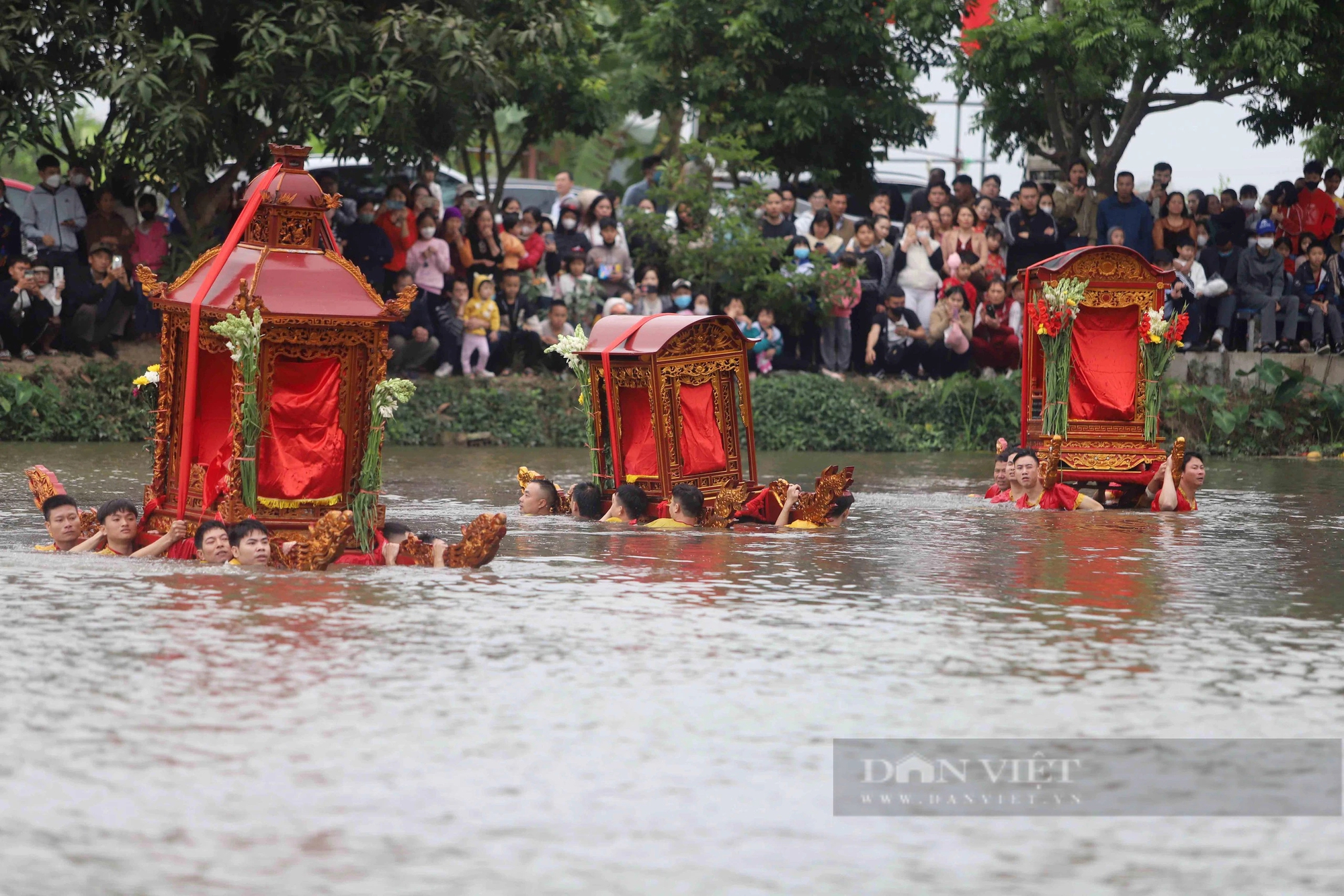 Hình ảnh lễ hội có 3 chiếc kiệu 