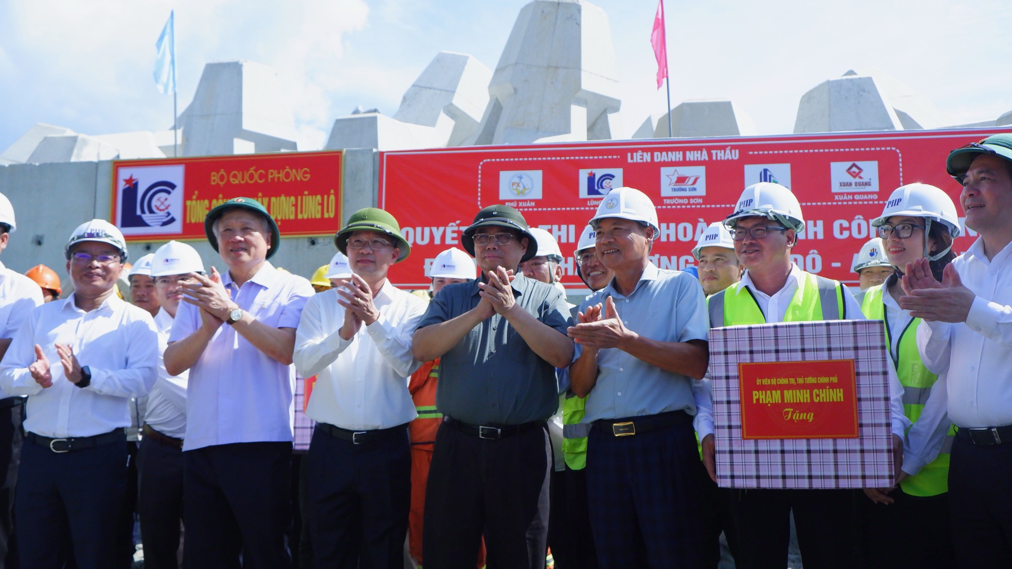 Primer Ministro: Grandes corporaciones japonesas e indias interesadas en el proyecto del puerto marítimo de Lien Chieu (foto 5)