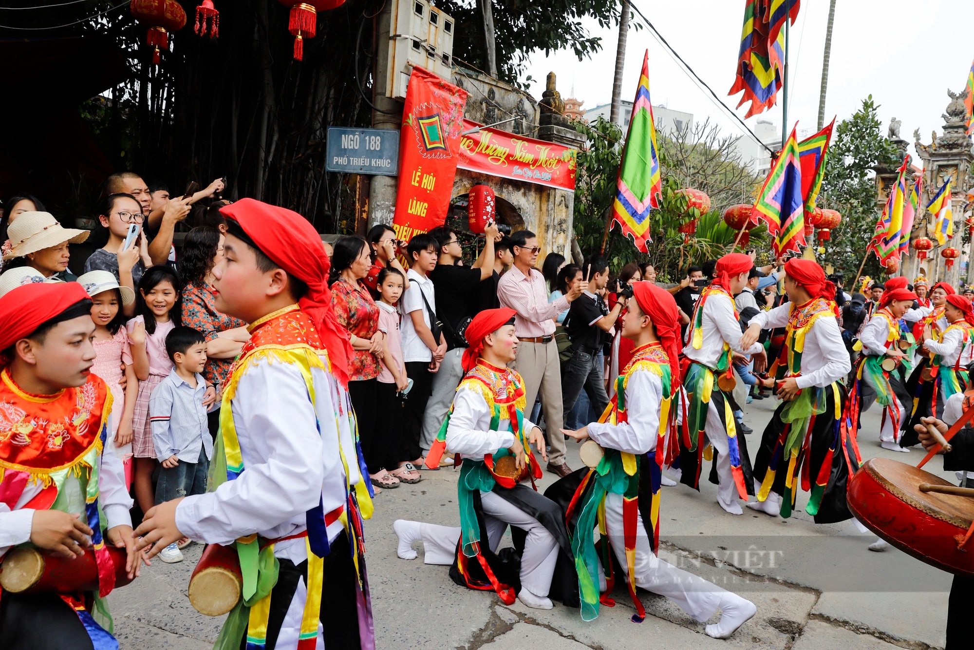 Cậu bé 13 tuổi lần đầu giả gái múa 