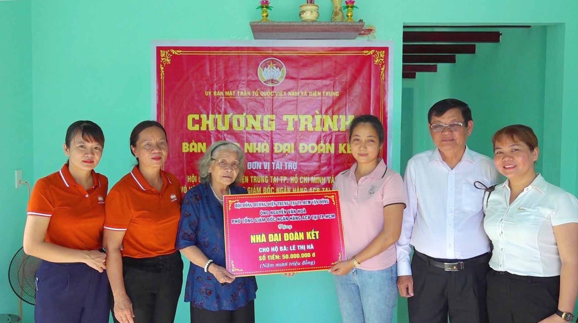 Vertreter der Dien Trung Association in Ho-Chi-Minh-Stadt und Sponsoren überreichten der Familie von Nguyen Thi Ha eine symbolische Gedenktafel.