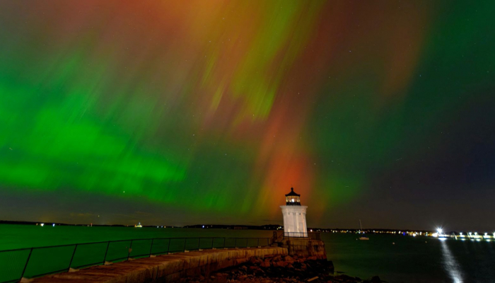 Imagen de una aurora brillante durante una tormenta solar