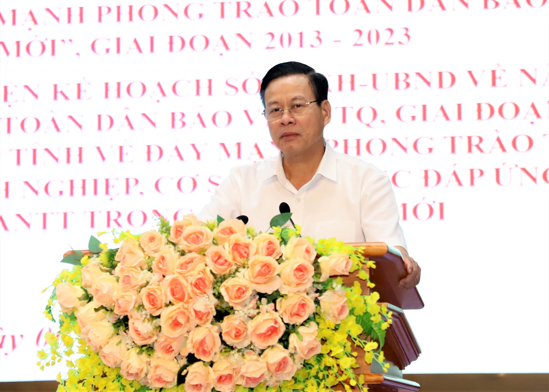 Chairman of the Provincial People's Committee Nguyen Van Son spoke at the conference.