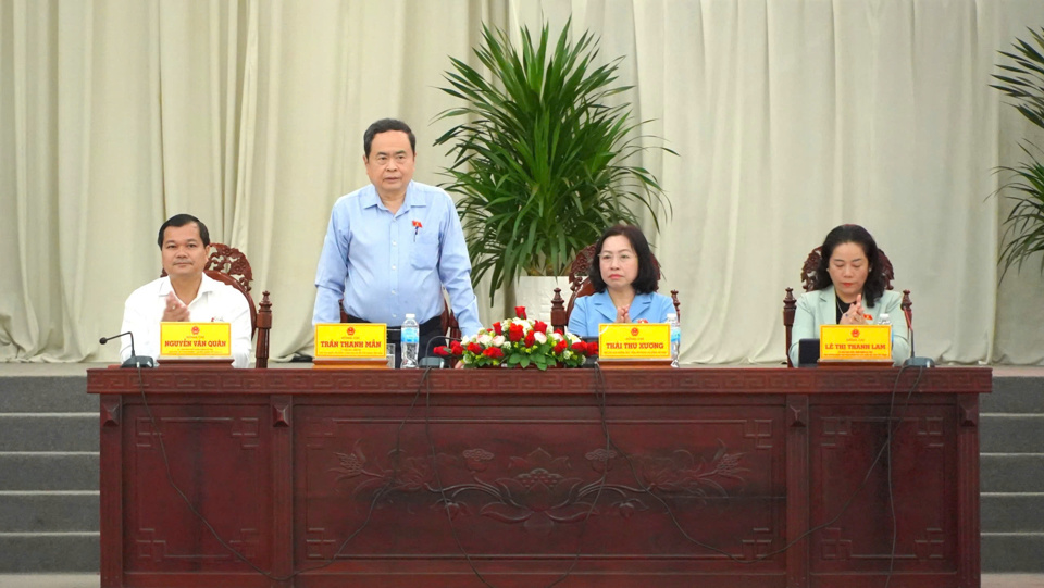 Le président de l'Assemblée nationale, Tran Thanh Man, s'exprime lors de la réunion avec les électeurs