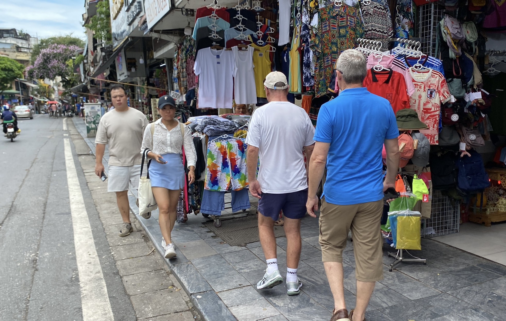 Imágenes contrastantes entre aceras alquiladas y no alquiladas en Hanoi (foto 5)