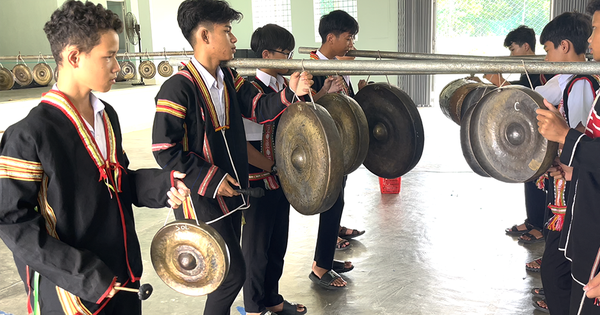 Performance de musique moderne avec gongs