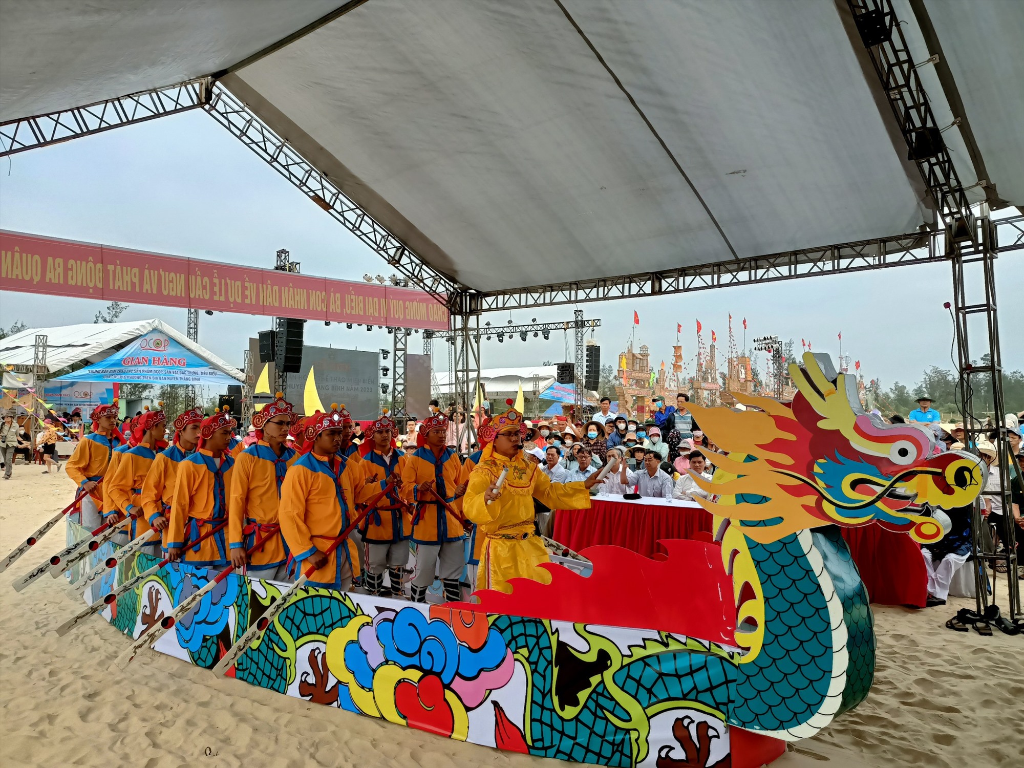 سيقوم نادي Binh Minh Paddle Boarding Club بتقديم القيم الفريدة لفن التجديف إلى شعب الجنوب. الصورة: X.H