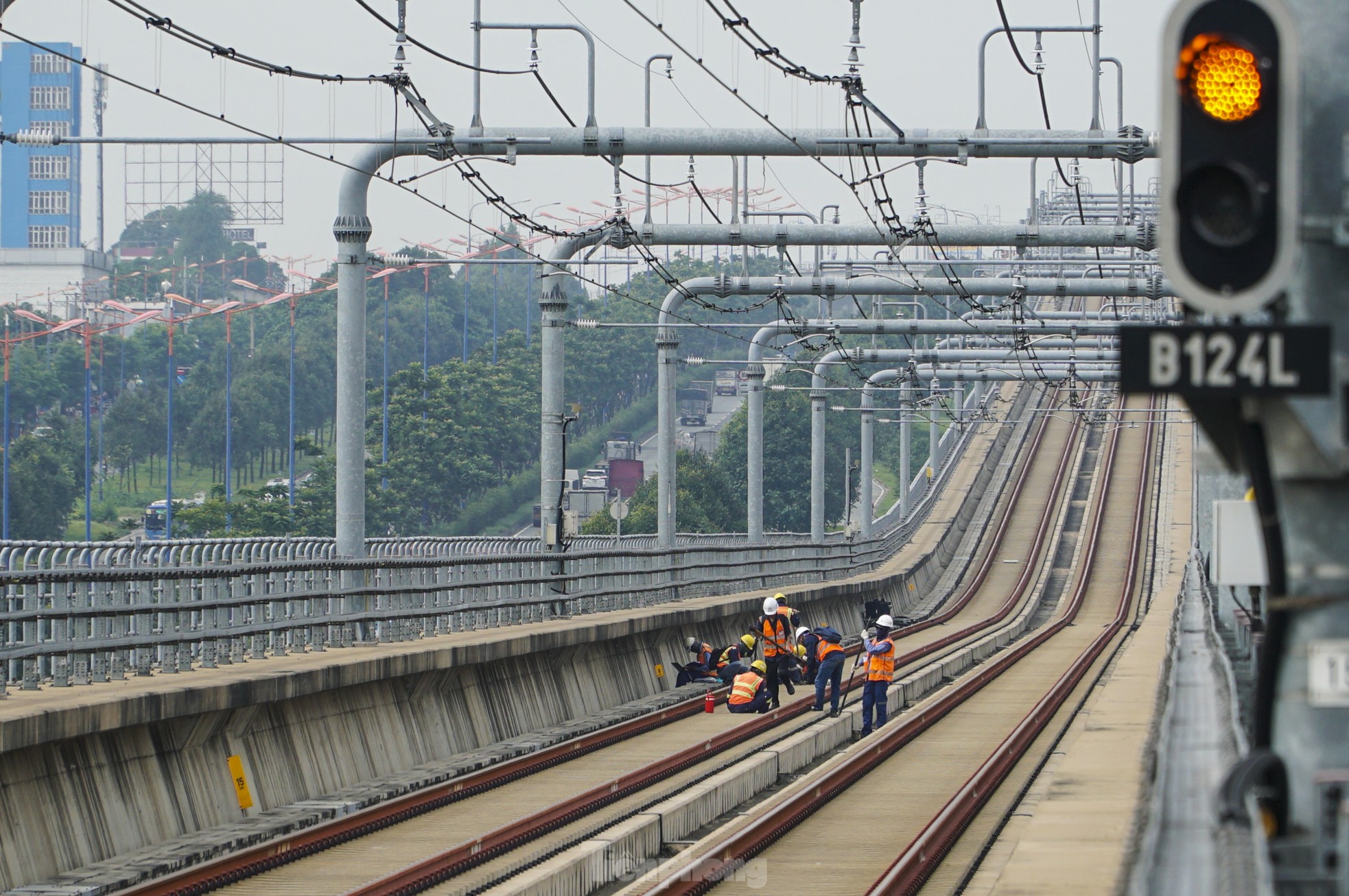 Tận thấy nhiệm vụ quan trọng đội kỹ sư đang thực hiện trong metro số 1 trước ngày vận hành ảnh 1