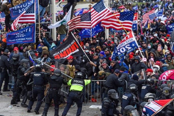 Los partidarios de Trump se enfrentaron con la policía y las fuerzas de seguridad cuando irrumpieron en el edificio del Capitolio en Washington, DC, el 6 de enero de 2021. Foto: AFP