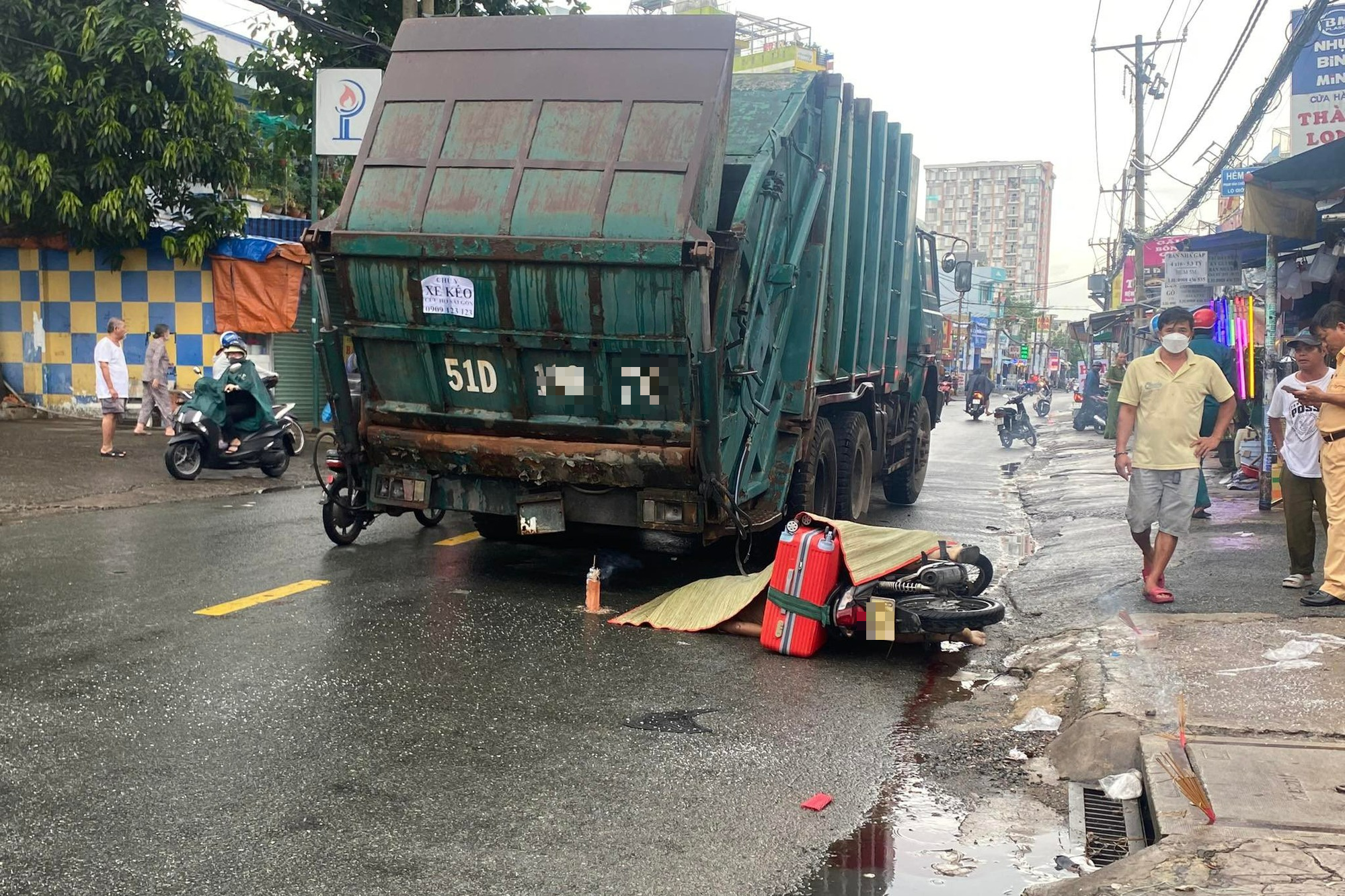 TP.HCM: Va chạm xe rác, người đàn ông đi xe máy tử vong - Ảnh 1.