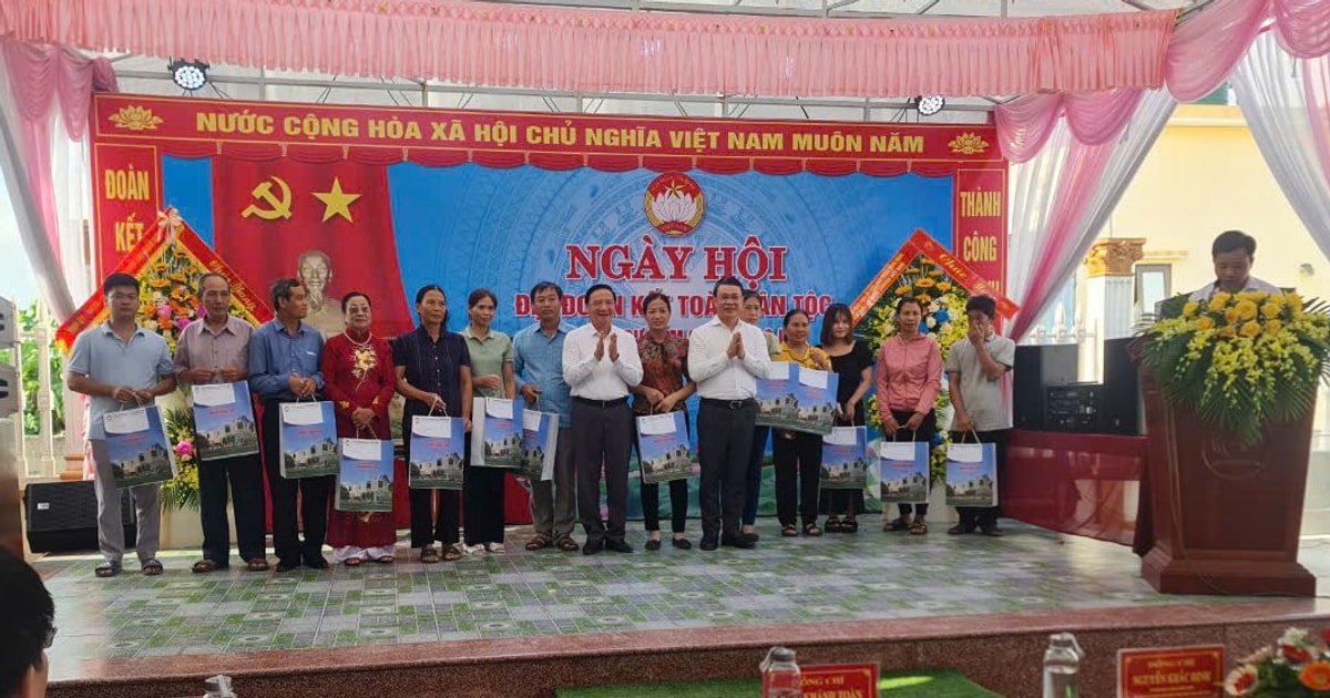 El vicepresidente de la Asamblea Nacional, Nguyen Khac Dinh, asiste al Gran Festival de la Solidaridad en Nam Dinh